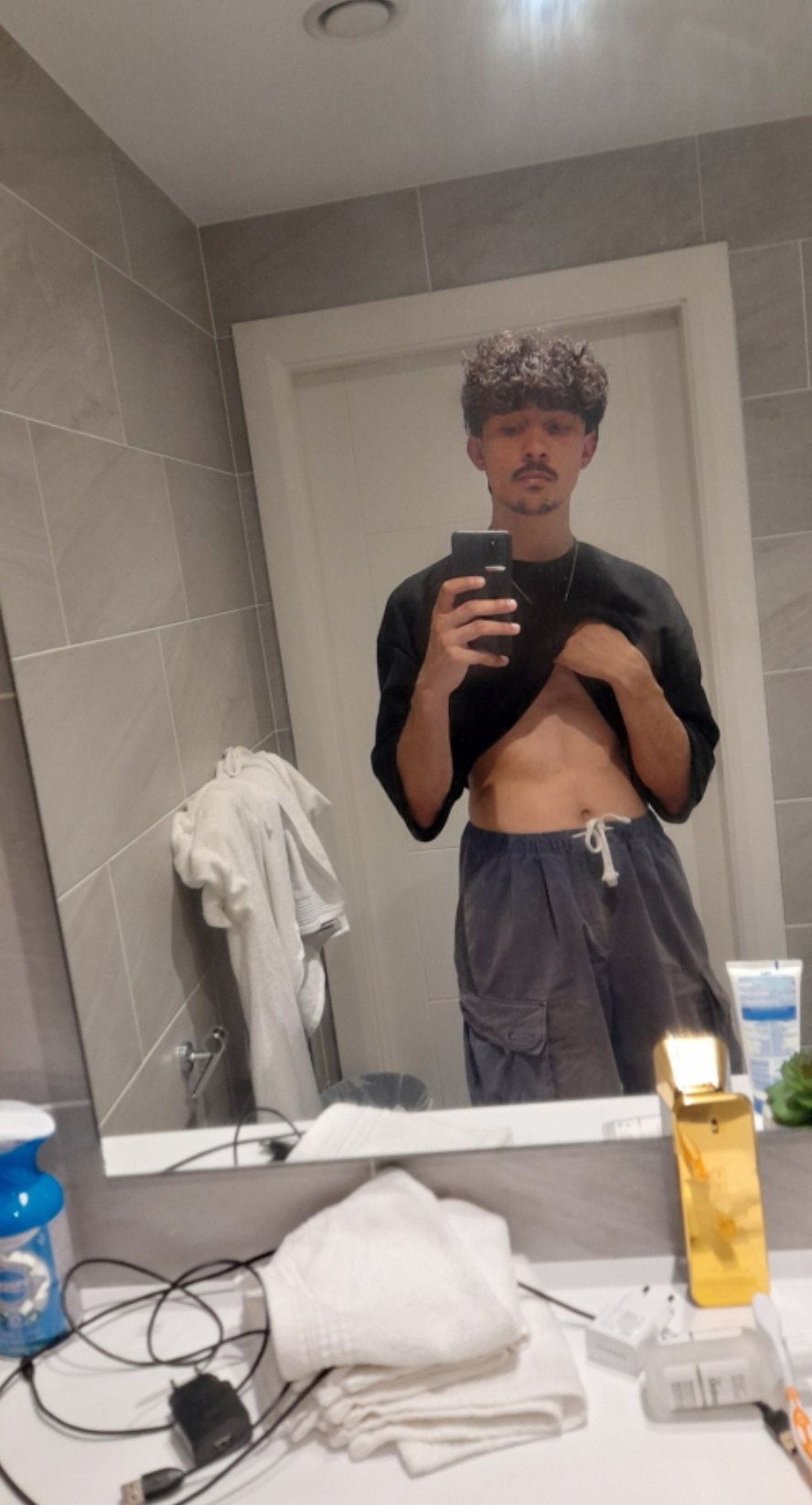 Profil de Azouz, 21 ans, sex à Aigues-Juntes